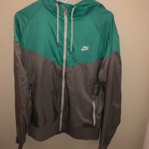 NIKE WINDBREAKER SIZE LARGE